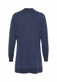 Dunkelblauer, langärmliger Strickpullover mit gerippten Bündchen und Saum, von hinten auf einem weißen Hintergrund präsentiert.