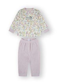 Pijama de manga larga para niño pequeño con estampado de animales del bosque en tonos pastel y camiseta que dice "bosque y abrazos", y pantalones lisos de color rosa claro.