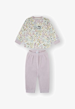 Pijama de manga larga para niño pequeño con estampado de animales del bosque en tonos pastel y camiseta que dice "bosque y abrazos", y pantalones lisos de color rosa claro.