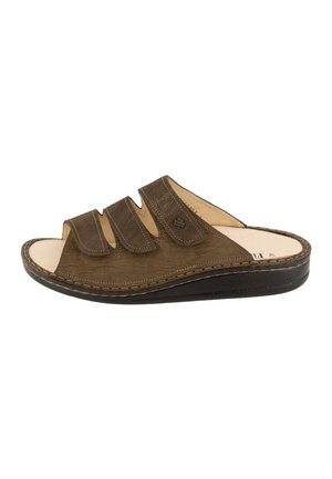 Sandale marron à dos ouvert avec trois brides réglables, semelle intérieure beige et semelle noire matelassée pour le confort.