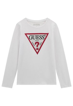 Hosszú ujjú fehér pamut ing, amelyen egy piros és fekete háromszög alakú logó található "GUESS?" felirattal a közepén, és hálós felület adja a textúrát.