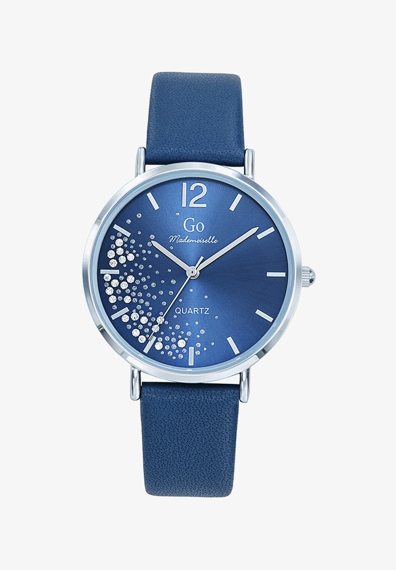 Montre à quartz avec un cadran bleu, des accents argentés et un bracelet en cuir bleu texturé. Présente des embellissements en cristal et des index horaires audacieux.