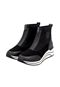 Botines negros con una combinación de cuero liso y suave ante. Cuentan con cierre de cremallera, paneles elásticos y una suela con rayas blancas.