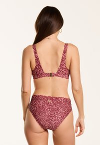 Bikiny s vínovým vzorom a leopardím potlačou. Horná časť má široké ramienka a zapínanie na chrbte; spodná časť s vysokým pásom má hladkú textúru.
