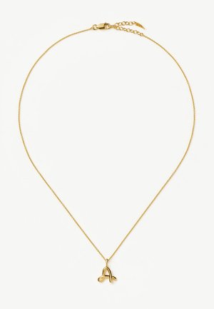 Õrn kuldse ketiga kaelakee, millel on väike, läikiv kuld ripats, kujutatud stiliseeritud tähega "A" valgel taustal.