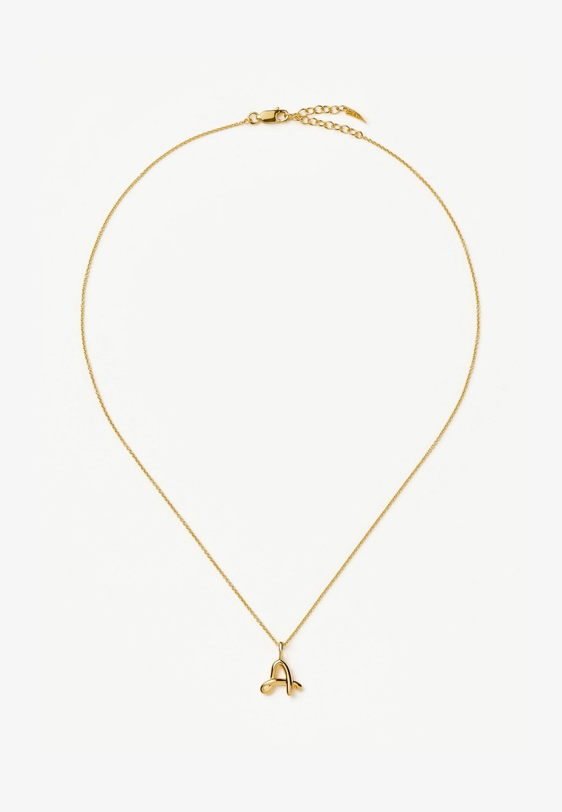 Λεπτή χρυσή αλυσίδα με ένα μικρό, λαμπερό χρυσό μενταγιόν σε σχήμα στυλιζαρισμένου γράμματος "Α" σε λευκό φόντο.