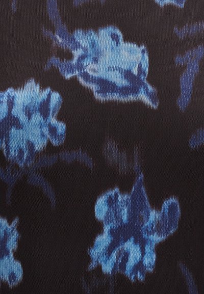 Schwarzer Stoff mit strukturierter Oberfläche, verziert mit einem blauen Blumenmuster. Das Design umfasst verschiedene Blautöne und dezente dunkle Akzente.