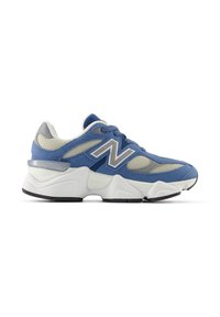 Scarpa New Balance blu e grigia con suola imbottita bianca, tomaia in mesh e suede, e un grande logo "N" di lato.