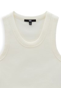 Camiseta sin mangas de canalé blanca con escote en forma de barco, diseño sin mangas, costuras planas y una textura suave. Etiqueta de la marca ubicada en el escote.