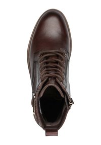 Hnědá kožená kotníková bota s texturovaným povrchem, zavazováním vpředu a bočním zipem. Okrulá špička a polstrovaný límec zvyšují pohodlí.