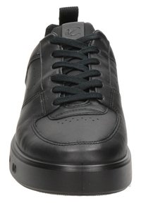 Musta nahkakengät, joissa on sileä pinta, pyöreä kärki, litteä nauhakiristys, pehmustettu nilkka-alue ja rei'itetyt yksityiskohdat sivuilla.