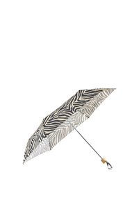 Parasol w wzór zebry z czarnymi i beżowymi paskami, metalową ramą i drewnianym uchwytem. Otwiera się za pomocą mechanizmu ręcznego.