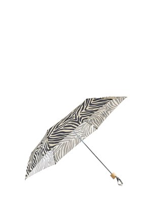 Parasol w wzór zebry z czarnymi i beżowymi paskami, metalową ramą i drewnianym uchwytem. Otwiera się za pomocą mechanizmu ręcznego.
