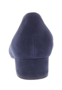 Marineblaue Wildleder-Pumps mit abgerundetem Zehenbereich und kleinem Blockabsatz. Die Oberfläche hat eine glatte Textur mit sichtbaren Nahtdetails.