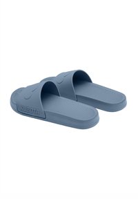 Niebieskie gumowe sandały na klinie z teksturowaną podeszwą, otwartym palcem oraz dwoma szerokimi paskami z okrągłymi zdobieniami. Logo „KUBOTA” na boku.