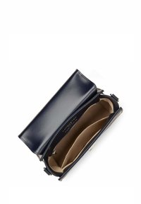 Sac à main en cuir bleu marine avec une finition lisse, de forme rectangulaire et un rabat supérieur. L'intérieur comprend deux compartiments et une poche zippée.