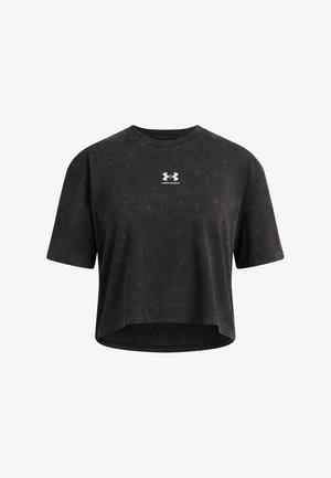 Czarny krótki t-shirt wykonany z miękkiego materiału, z luźnymi krótkimi rękawami i białym logo Under Armour na piersi. Strukturalne wykończenie.