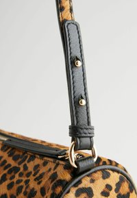Next ANA BARREL - REGULAR FIT - Geantă crossbody - animal