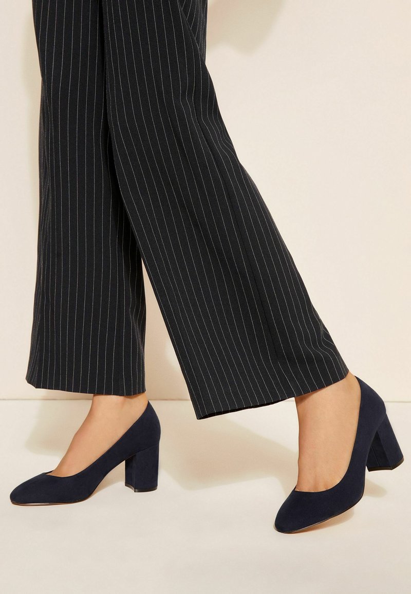 Friends Like These REGULAR FIT  MID BLOCK  ROUND TOE COURT  - Klassikalised kontsakingad - navy blue
