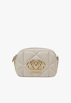 Borsa a tracolla sintetica cremoso con motivo trapuntato, caratterizzata da un logo "M" in tono oro, chiusura con zip e tracolla accentuata da catena.