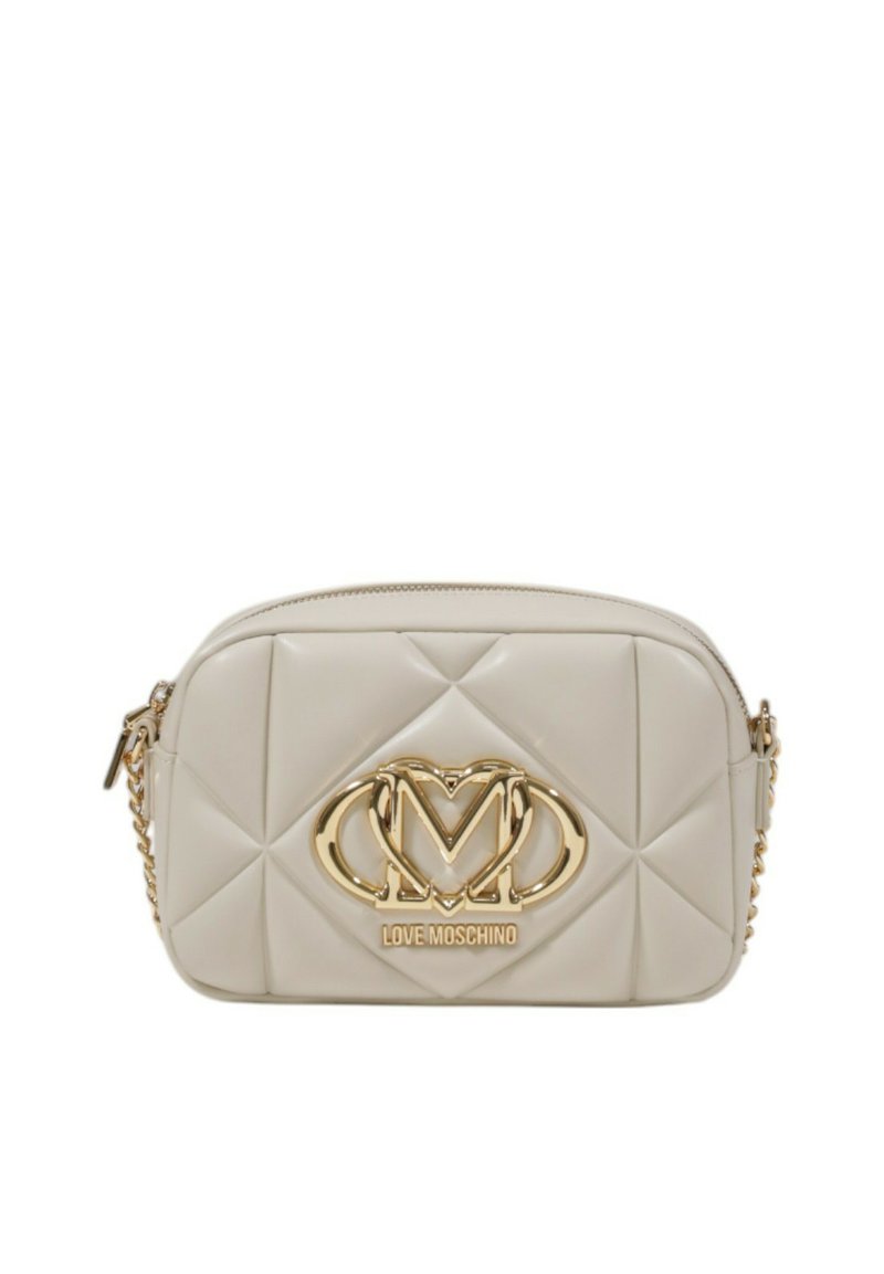 Borsa a tracolla sintetica cremoso con motivo trapuntato, caratterizzata da un logo "M" in tono oro, chiusura con zip e tracolla accentuata da catena.