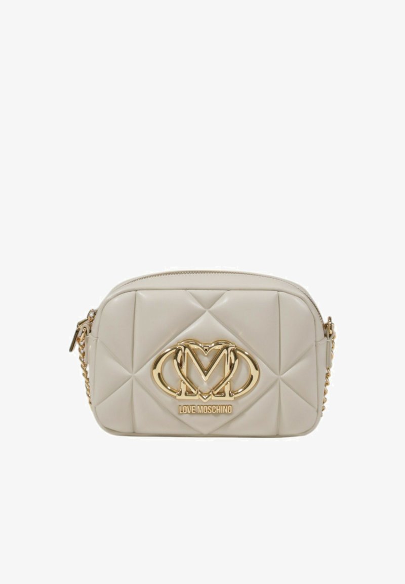 Borsa a tracolla sintetica cremoso con motivo trapuntato, caratterizzata da un logo "M" in tono oro, chiusura con zip e tracolla accentuata da catena.