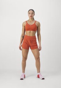Nike Performance ALPHA BRA - Sujetadores deportivos con sujeción alta - burnt sunrise/white