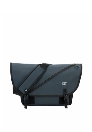 Bolso mensajero gris oscuro con correas negras, bolsillo lateral con cremallera, correa de hombro acolchada y pequeño logo blanco "CAT" en la solapa frontal.