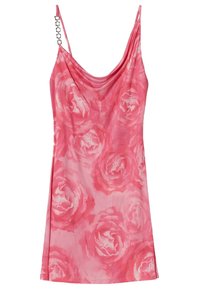 Robe florale rose avec un décolleté drapé et des fines bretelles. Elle présente un motif de roses et un accent de chaîne métallique sur une bretelle. Tissu doux et fluide.