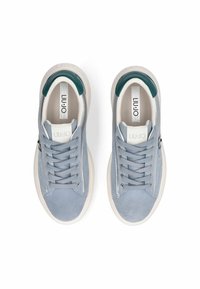 Baskets en daim bleu à texture lisse, semelles en caoutchouc blanches et accents verts au talon. Présentent des lacets gris et une étiquette de marque.