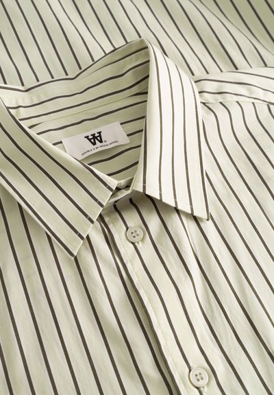 Chemise vert clair avec de fines rayures verticales marron, un col classique et une fermeture à boutons. Tissu lisse avec une texture nette.