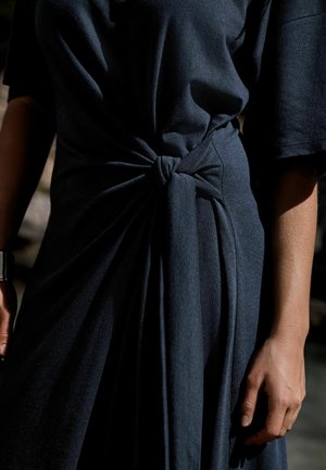 Next, REGULAR FIT - TIE WAIST MIDI T-SHIRT DRESS . - Vestito di maglina - navy