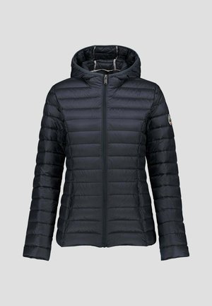 Giacca imbottita blu navy con cappuccio, chiusura a zip e trapuntatura orizzontale. Presenta due tasche laterali e un logo sulla manica sinistra.