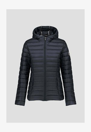 Giacca imbottita blu navy con cappuccio, chiusura a zip e trapuntatura orizzontale. Presenta due tasche laterali e un logo sulla manica sinistra.