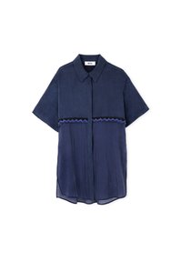 Camisa de manga corta azul marino de tela ligera con una sección superior texturizada que presenta bordados decorativos coloridos en el pecho.