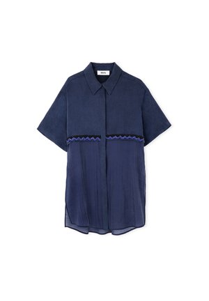 Chemise à manches courtes bleu marine en tissu léger avec une section supérieure texturée ornée de broderies décoratives colorées sur la poitrine.