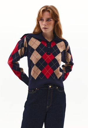 Maglione blu navy con un ampio colletto, caratterizzato da un motivo a diamante in rosso e beige. Chiusura con bottoni, polsini e orlo a coste.