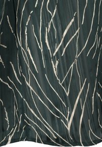 Tissu avec un fond vert foncé présentant de fines lignes verticales blanches ressemblant à des brindilles ou des branches ; texture lisse avec un éclat.