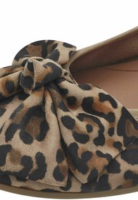 Baleríny s leopardím vzorom vyrobené z mäkkého semišu, s veľkou mašľou na špičke, okrúhlym tvarom a elastickým otvorom.