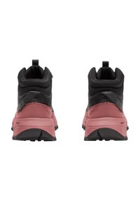 Schwarz-pinke Wanderschuhe mit robusten Sohlen, gepolstertem Knöchelstütz, strukturiertem Gewebe und Zuglaschen an der Rückseite für einfaches An- und Ausziehen.