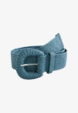 Niebieski tkaninowy pasek z okrągłą klamrą pokrytą tkaniną oraz pętlą na pasek z tego samego materiału, zwinięty na białym tle.