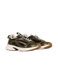 Zapatillas deportivas con una parte superior de malla en un verde oliva oscuro, detalles metálicos, cordones blancos y una suela de goma texturizada. Incluye una etiqueta de tirón trasera.
