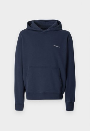 Sweat à capuche bleu marine avec poche kangourou à l'avant et petit logo blanc "Abercrombie" sur le côté gauche de la poitrine, présenté sur un fond uni.