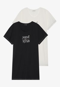 Fekete-fehér, rövid ujjú pólók kerek nyakkivágással; a fekete pólón fehér szöveg olvasható: "FÉNYLŐN TISZTELJ MINDEGYIK CSILLAGOT", díszes csillagokkal.