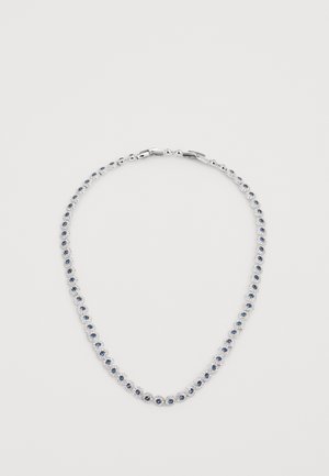 Silbernes Halsband mit runden blauen Edelsteinen, die in einer zarten Kette mit einem sicheren Verschluss eingefasst sind und mit einem subtilen Glanz das Licht reflektieren.