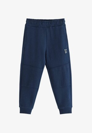 Marineblå sweatpants med paneldesign i tekstureret materiale, med to sidelommer og elastik i taljen. "PLAY ALL DAY" mærke på siden.