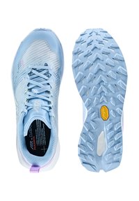 Scarpa da corsa azzurro chiaro con tomaia in mesh e dettagli cuciti. La suola in gomma con battistrada presenta il logo Vibram. Punta arrotondata e collo imbottito.