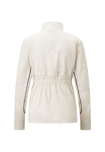 Helle Cremejacke mit taillierter Passform, Stehkragen und langen Ärmeln, die eine dezente Textur und seitliche Akzentpaneele aufweist.