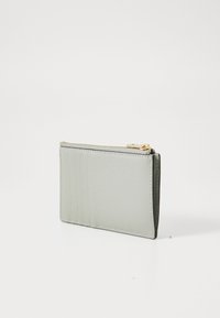 Helles graues Portemonnaie aus strukturiertem Leder, mit Reißverschluss, mehreren Kartenfächern und einer schlanken rechteckigen Form.