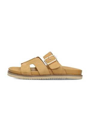 Hellbraune Wildleder-Slipper-Sandale mit zwei breiten Riemen, einer silbernen Schnalle und einer strukturierten beigen Gummisohle.
